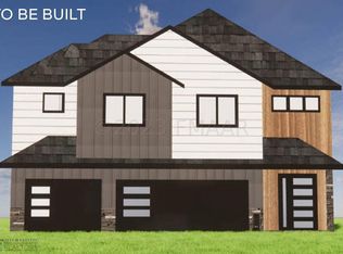 6833 26th St S, Fargo, ND 58104