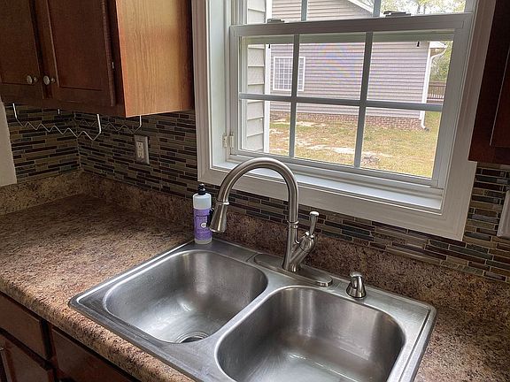 Kitchen sink / window