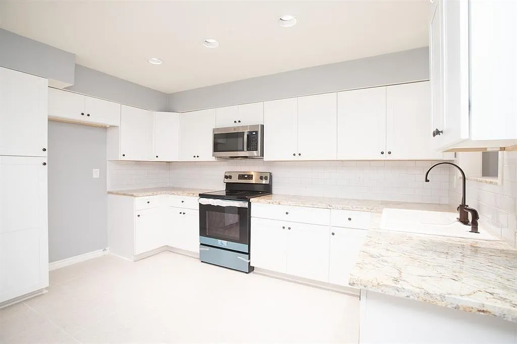 3 bed, 2.5 bath, 1790 sqft, $2,100 — Photo 1