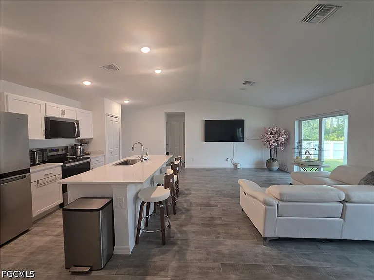 4421 NE 15th Place Cpe — Photo 2