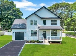 34 Penn St, Lake Grove, NY 11755