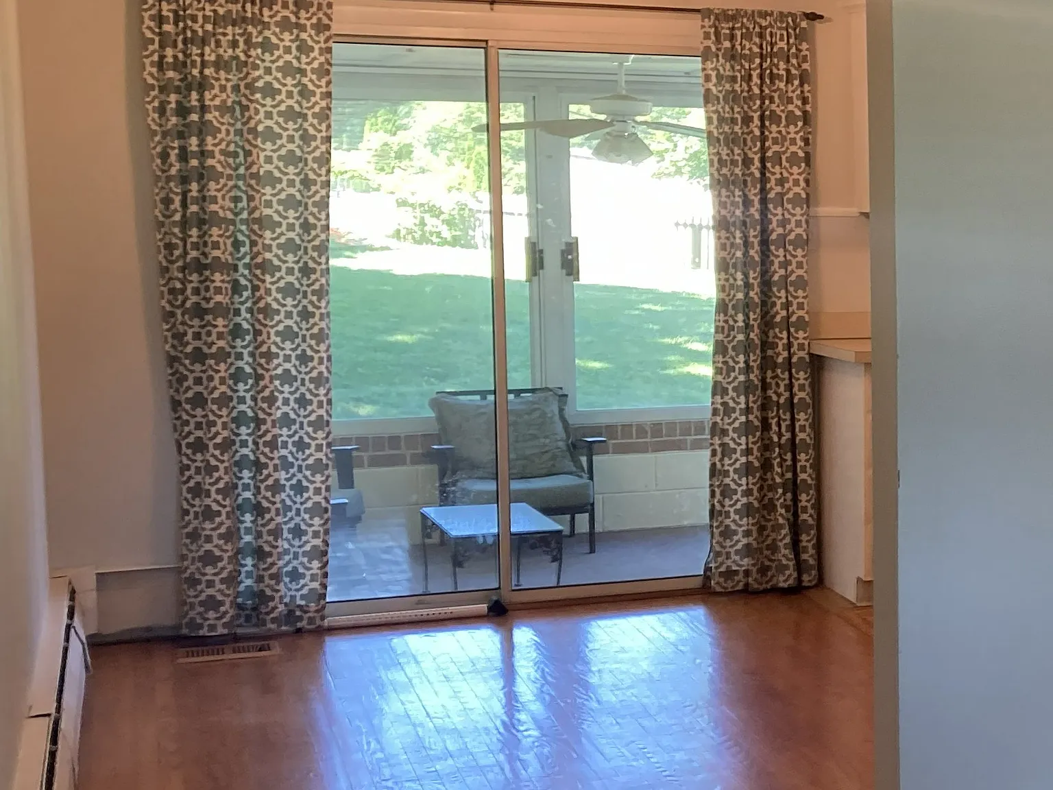 3 bed, 1.5 bath, 1561 sqft, $3,000 — Photo 3