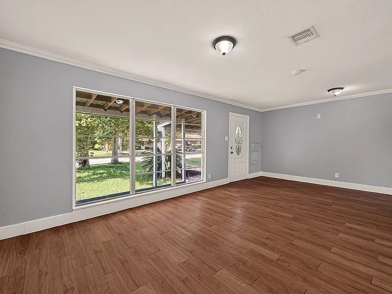 10601 Ambursen St — Photo 7
