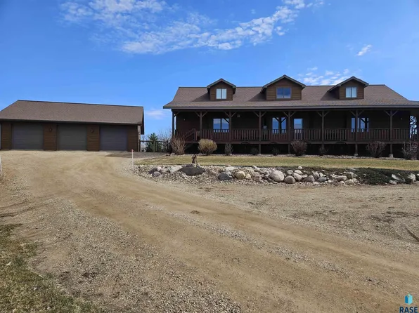 1118 Laura Lee Ct, Madison, SD 57042