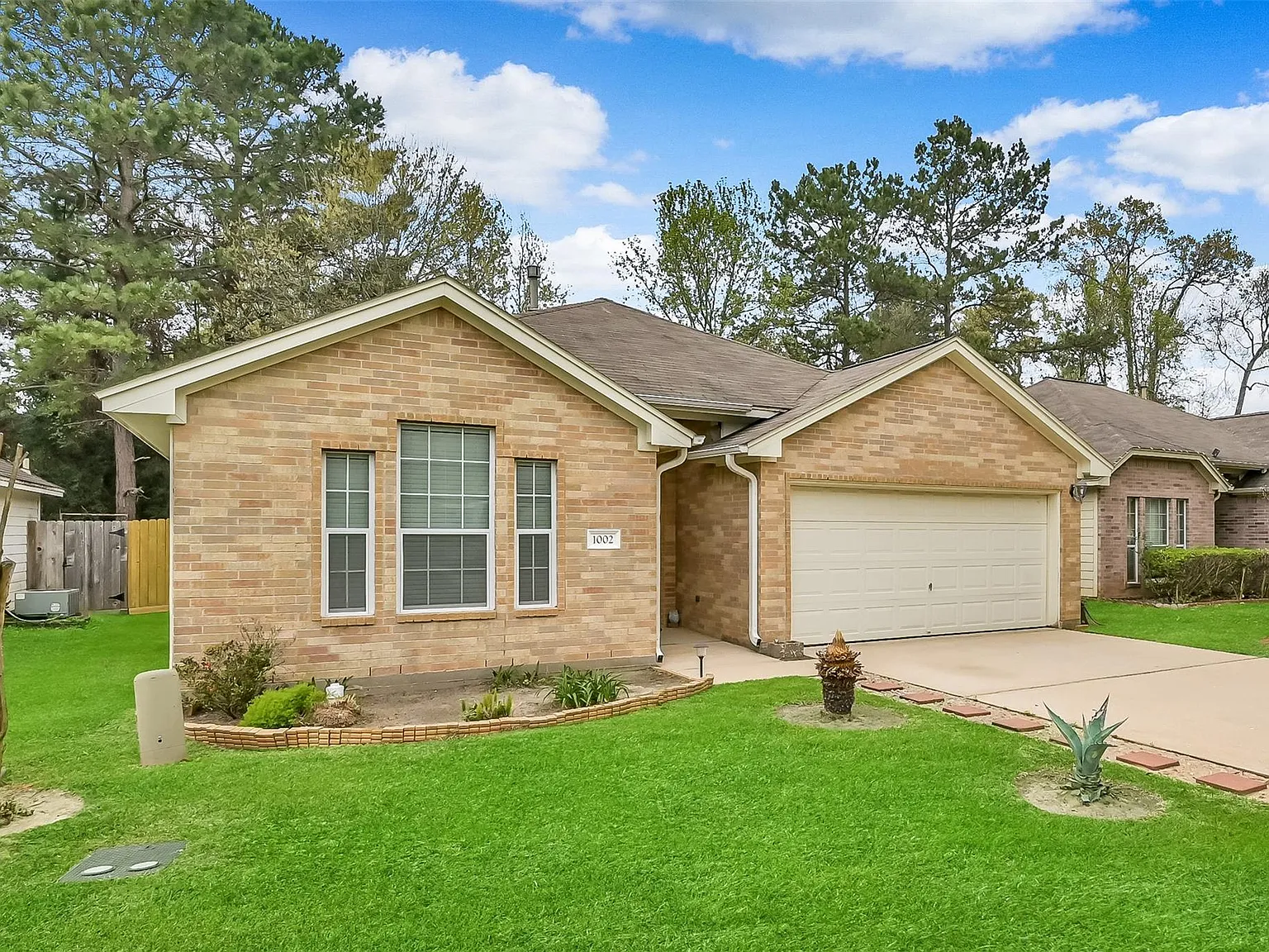 3 bed, 2.0 bath, 1245 sqft, $1,850 — Photo 2