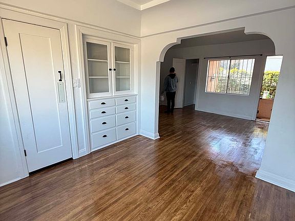 5th image of 1134 N Evergreen Ave