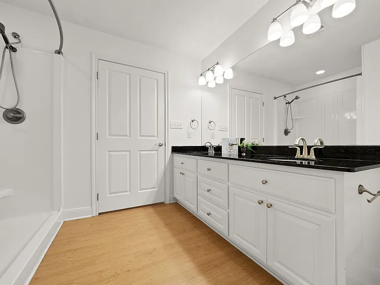 1810 W Hawthorne Rd #2 — Photo 10