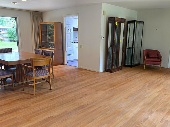 5th image of 2708 Summit Ave
