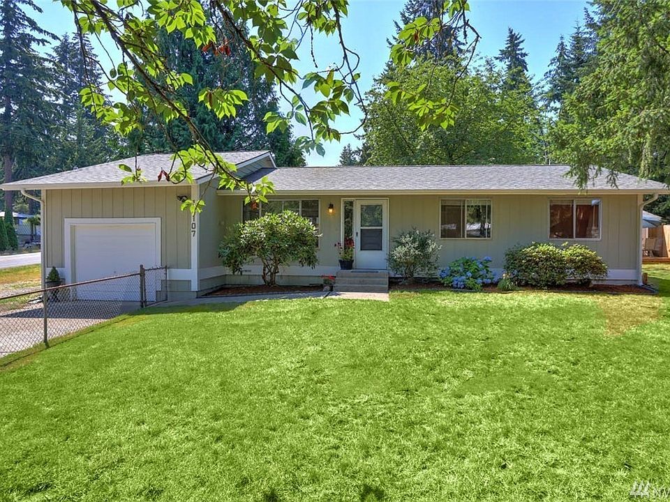 Lovingly care for Maplewood Heights home is move-in ready. Newer roof and fresh exterior paint!