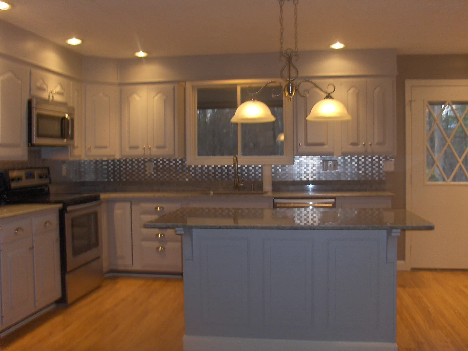 3 bed, 2.5 bath, 2518 sqft, $5,200 — Photo 2