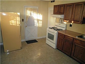 Kitchen w/gas Range and refrigerator included