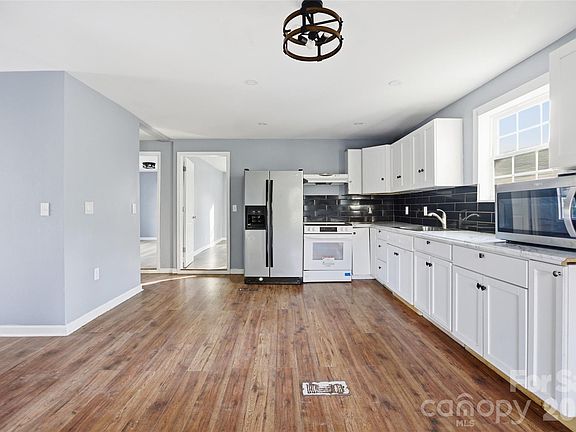 3rd image of 1022 Pine Ridge Rd