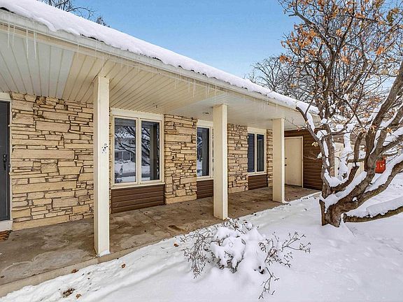 3rd image of 22 Oakbrook Dr