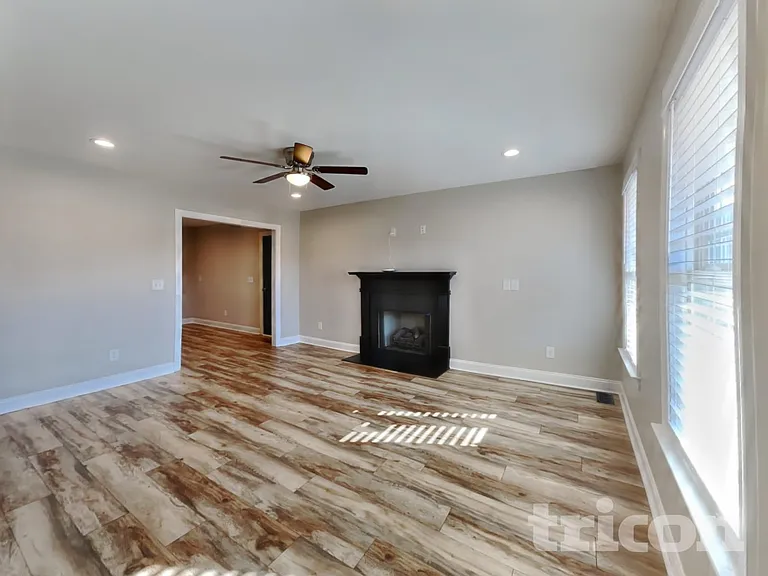 302 Oxfordshire Dr — Photo 2