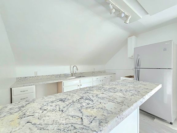 4th image of 608 Leland Ave #1/2
