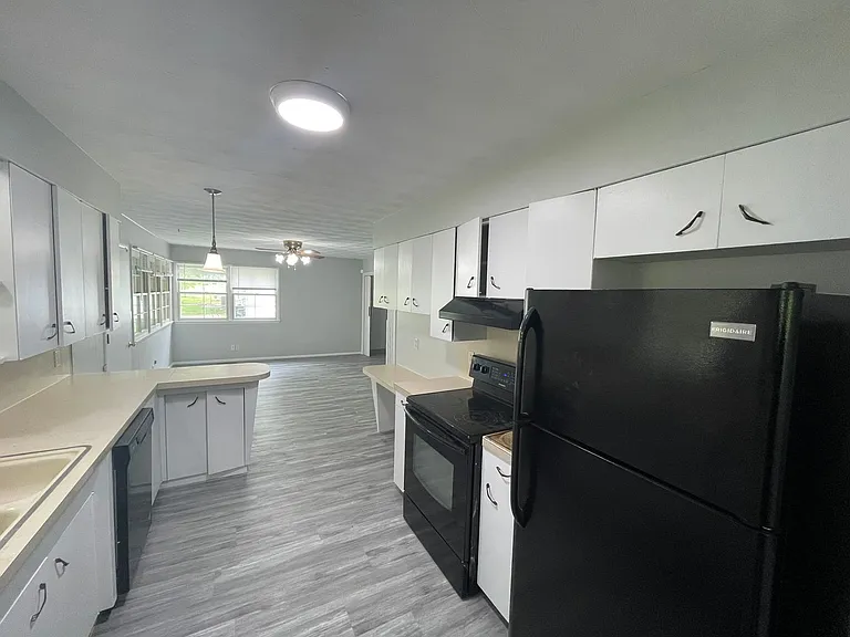 2221 S Virginia Ave — Photo 8
