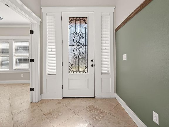 4th image of 912 Roberts St