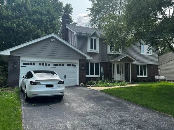 330 Carriage Hill Rd, Naperville, IL 60565