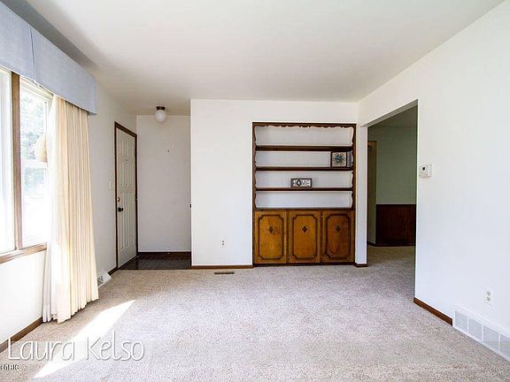 3rd image of 3084 Woodsboro Dr NE