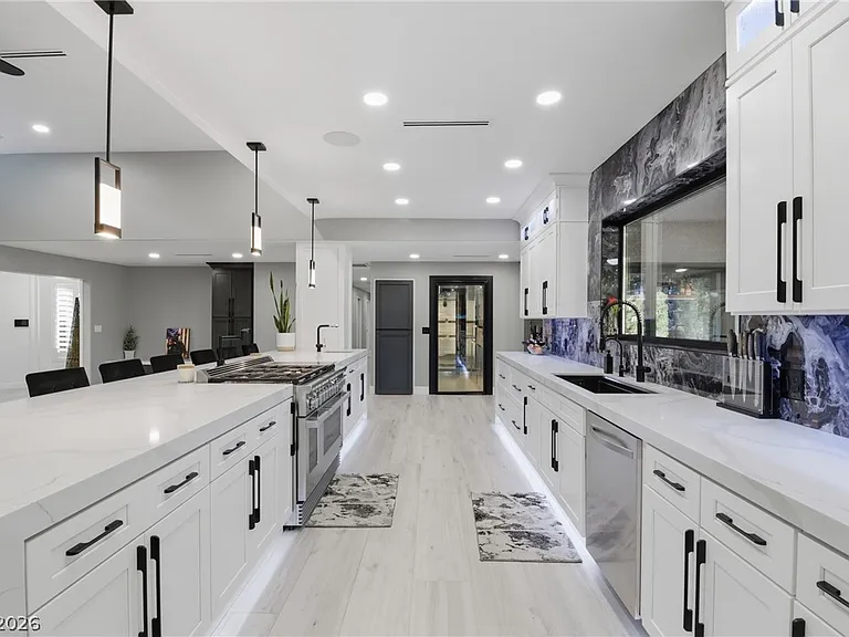 300 E Lacy Ln — Photo 14