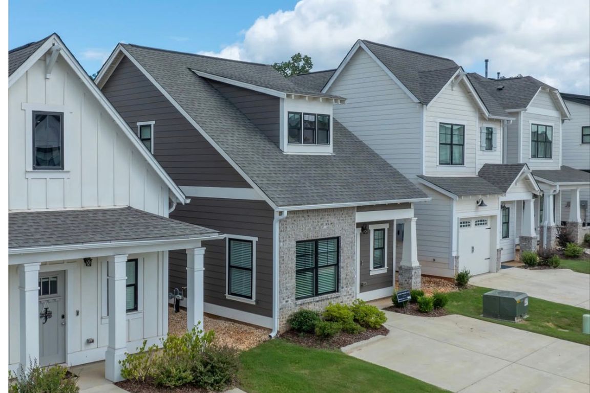 1-3 Bedroom Single Family HOUSES for LEASE-no shared walls, private driveway, fenced backyard, doggy door, built in desk. Attached garage available. Clubhouse with resort style salt water pool, fitness center, putting green, two pet parks, pet spa!
