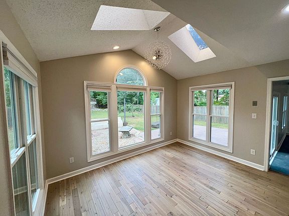 4th image of 412 Oxburgh Pl