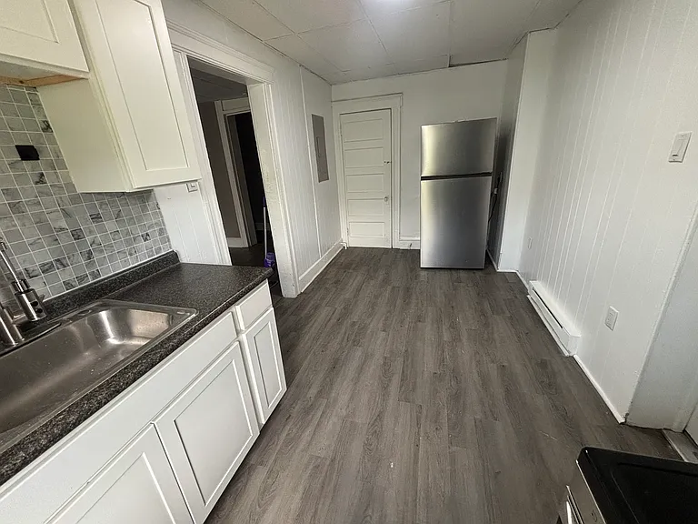 409 W Broad St #4 — Photo 4