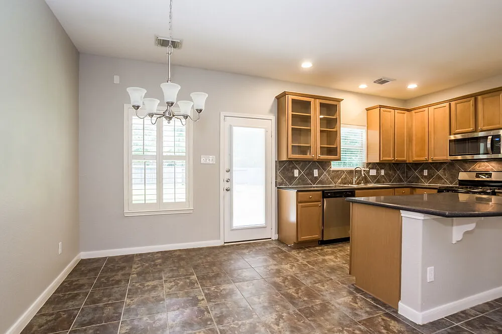 3 bed, 2.0 bath, 1639 sqft, $1,900 — Photo 4