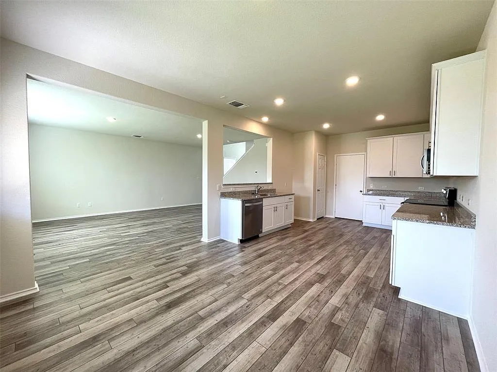 3 bed, 2.5 bath, 1837 sqft, $2,000 — Photo 3