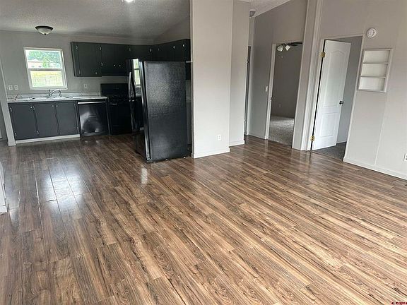 3rd image of 930 E 11th Street
