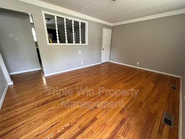 1372 Farmview Ave — Photo 9