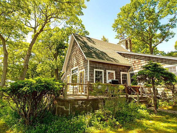 3rd image of 18 Tuthill Dr