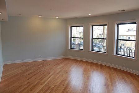 3rd image of 6310 N Rockwell St APT 1