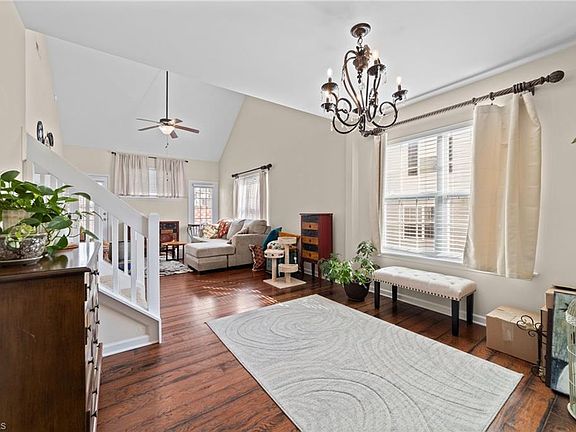 5th image of 207 Blue Robin Way