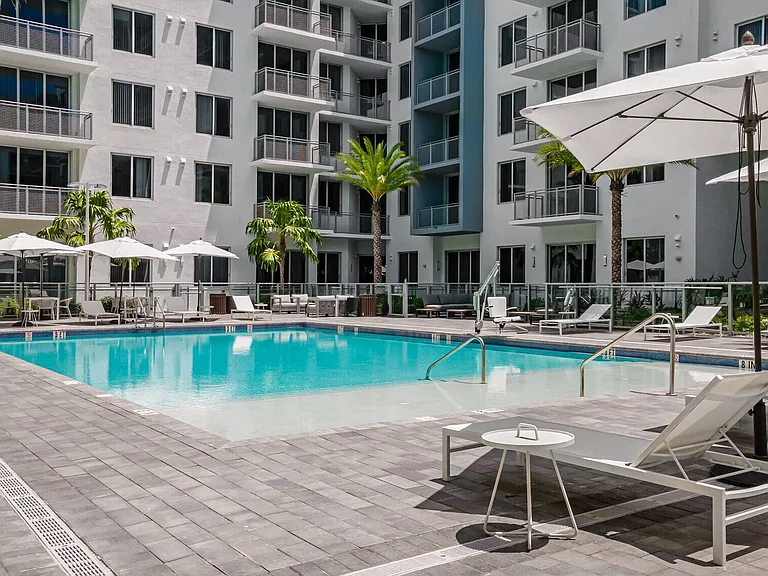 Avery Dania Pointe Apartments — Photo 9