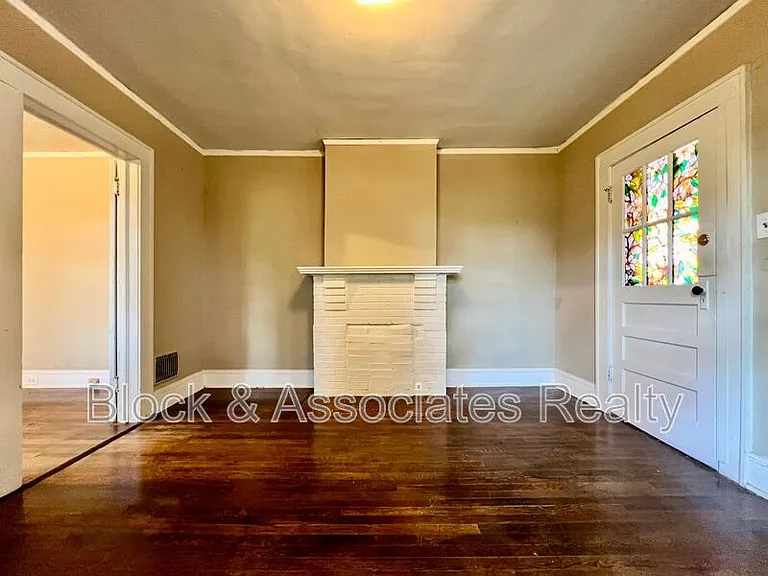 120 S Poplar St — Photo 9