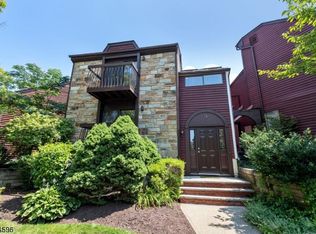 33 Kensington Ct, Hackettstown, NJ