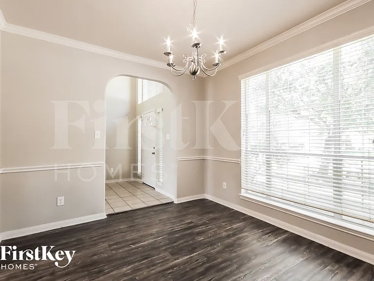 19107 Crystola Park — Photo 4
