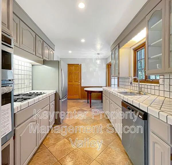 373 Redwood Ave — Photo 10