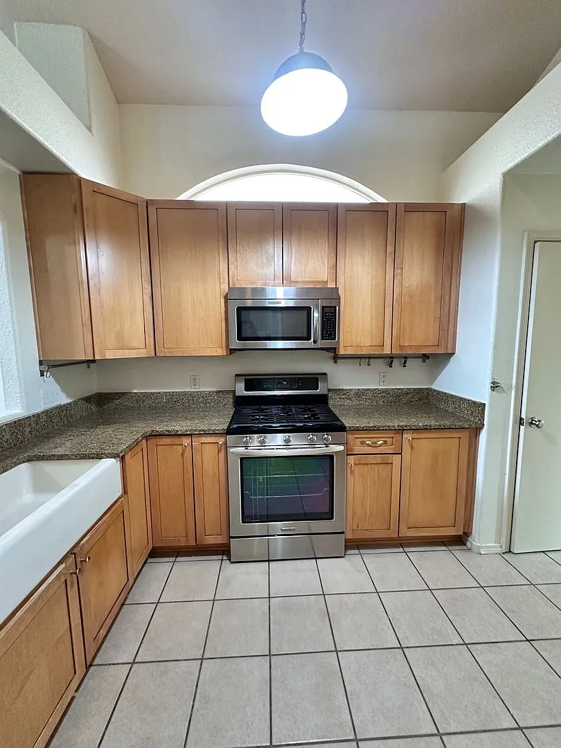 Available on 9/10/2026! 3 Bedroom 3 Bathroom 2 Car Garage — Photo 4