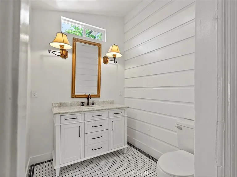 390 Islay St — Photo 13