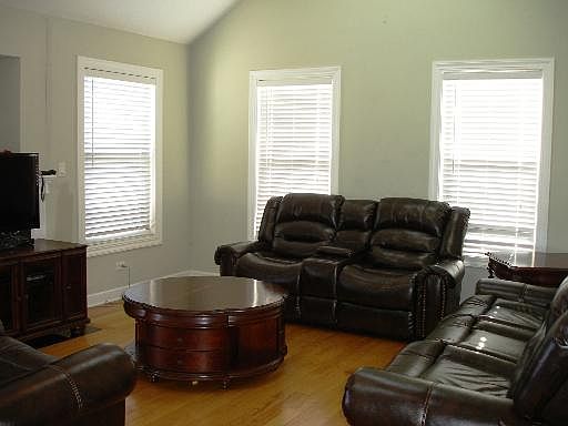5th image of 4105 N Lincoln St