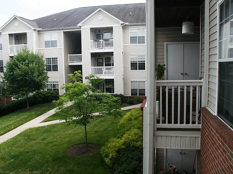 300 Riverbend Dr #2B — Photo 1