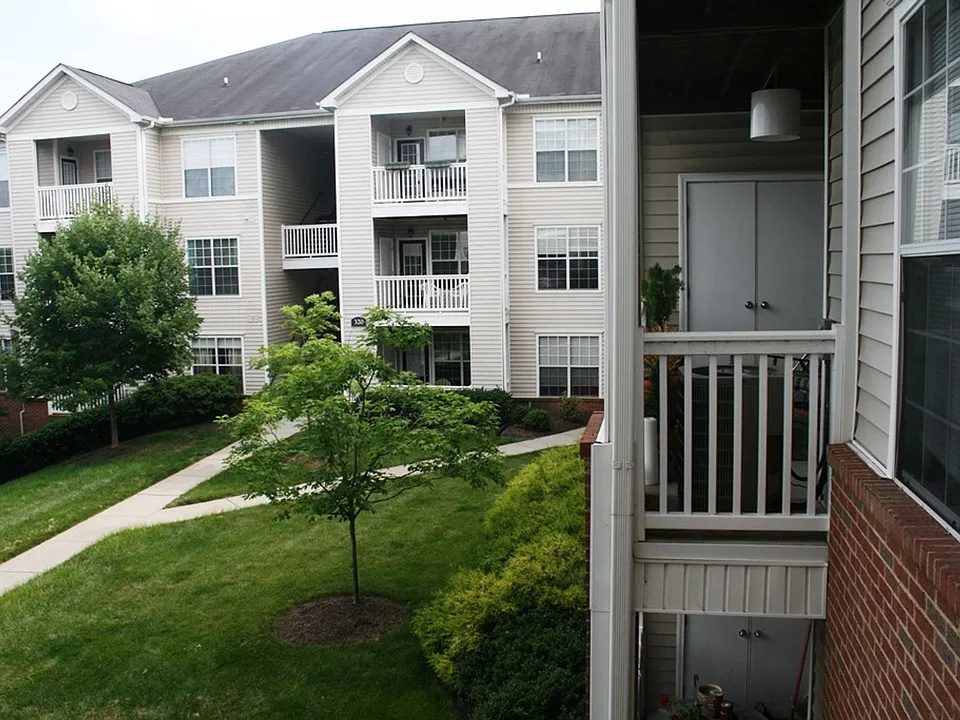 300 Riverbend Dr #2B