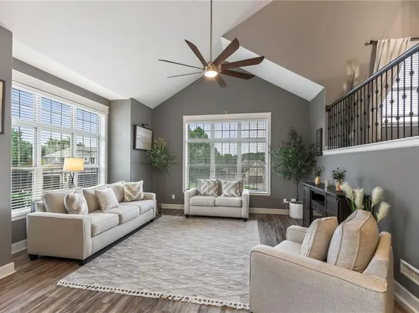 6388 NW Sioux Dr, Parkville, MO 64152
