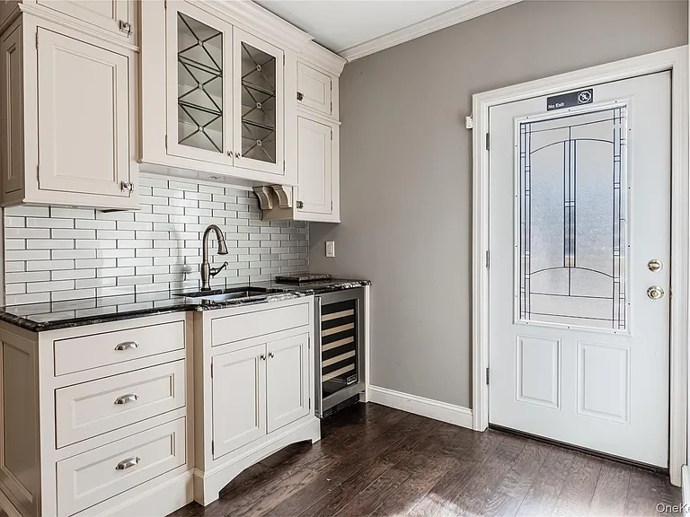 606 E Jericho Tpke — Photo 4