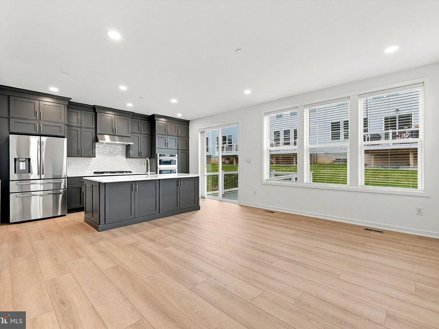 3 bed, 3.5 bath, 2300 sqft, $4,400 — Photo 3