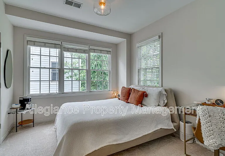 944 N Columbus St — Photo 19