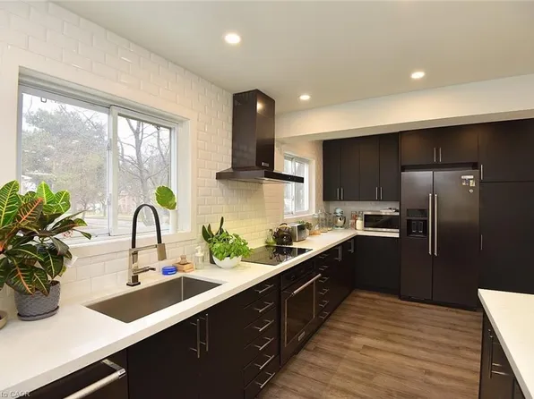 1221 Dundix Rd #8, Mississauga, ON L4Y 3Y9