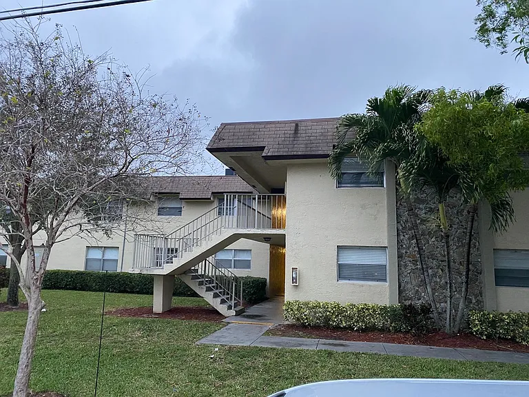 Lakeview Apartments - 5911 SW 41 St — Photo 34